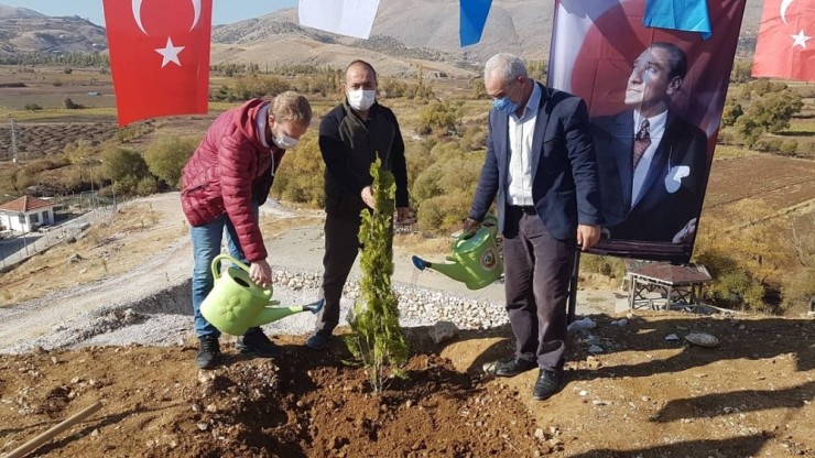 Çelikhan’da Fidanlar Toprakla Buluşturuldu