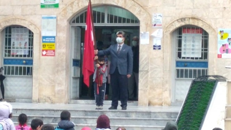 Öğretmen Ve Öğrencinin Bayrak Hassasiyeti Gururlandırdı