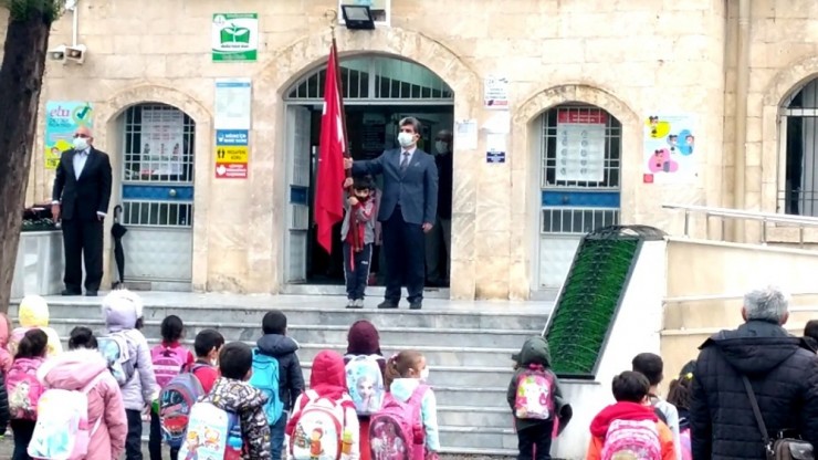 Öğretmen Ve Öğrencinin Bayrak Hassasiyeti Gururlandırdı