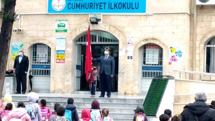 Öğretmen Ve Öğrencinin Bayrak Hassasiyeti Gururlandırdı