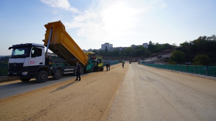 Millet Caddesinde Asfaltlama Çalışması