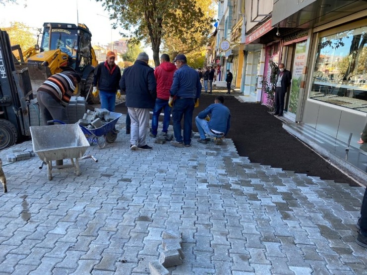 Gölbaşı Belediyesi Kaldırım Taşlarını Yeniliyor