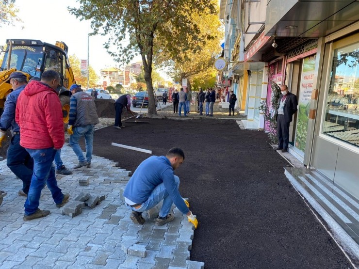 Gölbaşı Belediyesi Kaldırım Taşlarını Yeniliyor