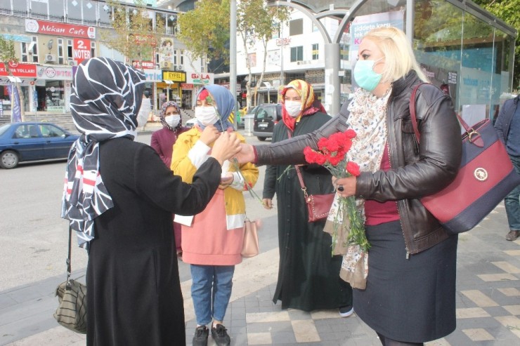 Kadınlara Karanfiller Dağıtıldı