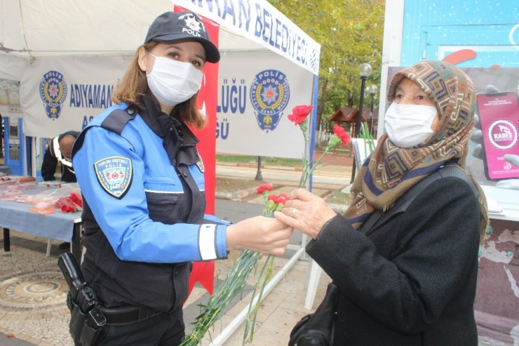 Kadınlara Karanfiller Dağıtıldı