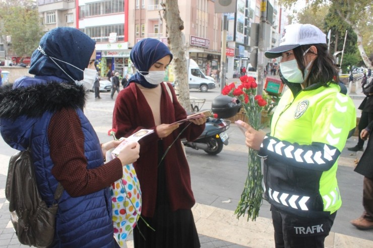 Kadınlara Karanfiller Dağıtıldı