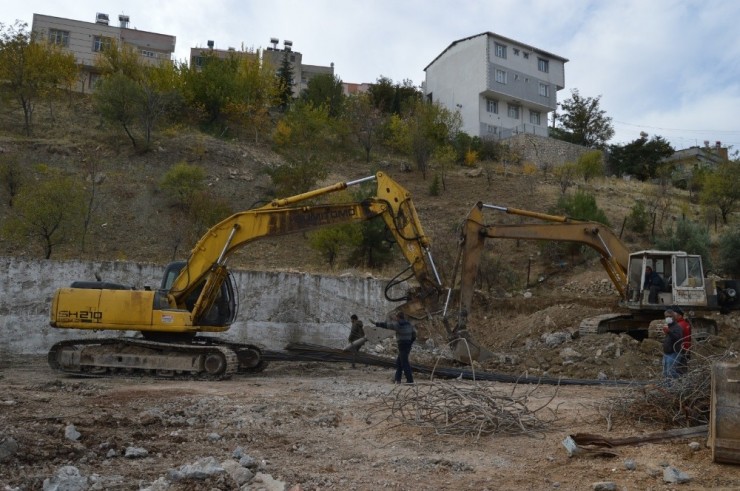 Besni İlçe Stadının Tribünleri Yenileniyor