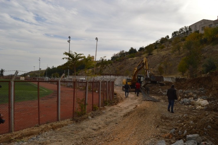 Besni İlçe Stadının Tribünleri Yenileniyor