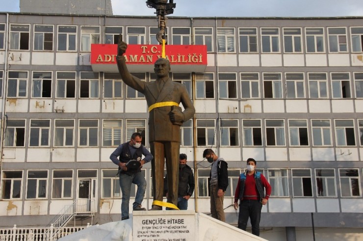 Yarım Tonluk Bronz Heykel Vinç Yardımıyla Taşındı