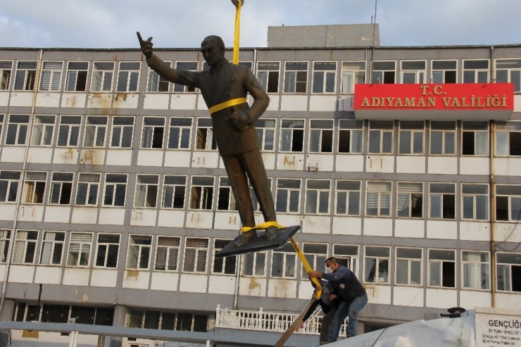 Yarım Tonluk Bronz Heykel Vinç Yardımıyla Taşındı