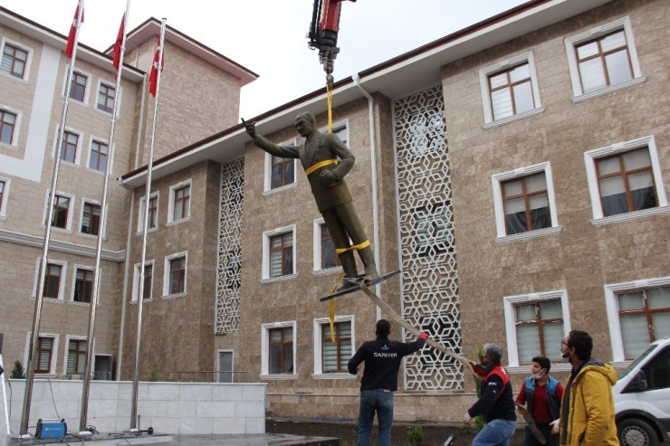 Yarım Tonluk Bronz Heykel Vinç Yardımıyla Taşındı