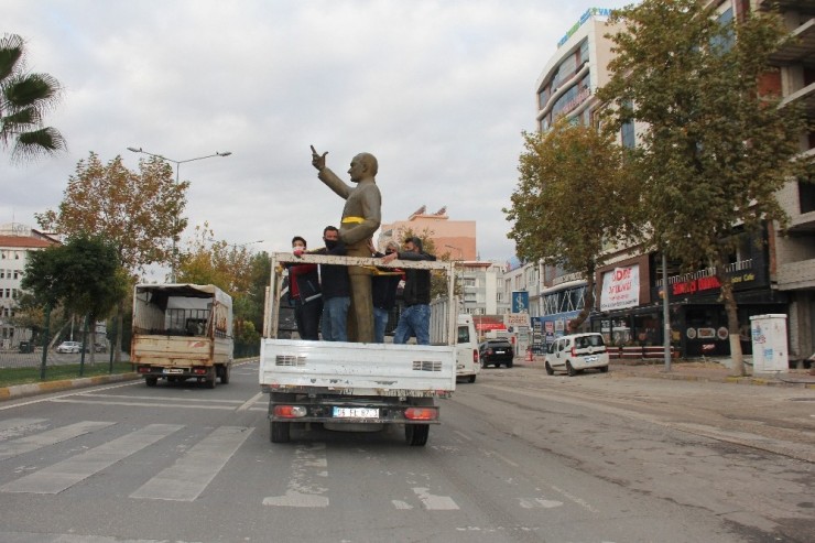 Yarım Tonluk Bronz Heykel Vinç Yardımıyla Taşındı