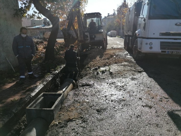 Gölbaşı Belediyesi İnönü Caddesine Yağmur Suyu Borusu Döşedi