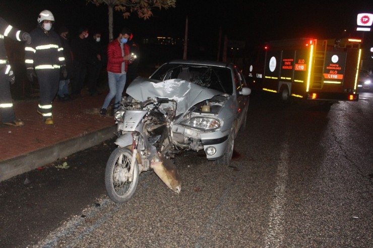 Motosiklet Otomobilin Motor Kısmına Gömüldü: 1 Ölü, 1 Yaralı