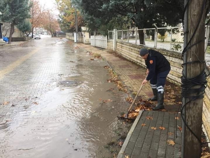 Belediye Ekipleri Mazgalları Temizliyor