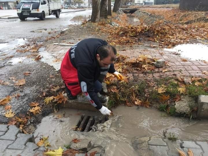 Belediye Ekipleri Mazgalları Temizliyor