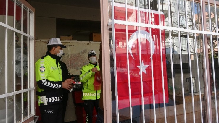 Yıpranan Bayrakların Yerine Yenileri Asıldı