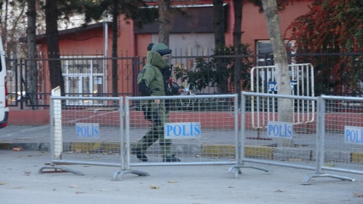 Ptt Başmüdürlüğü Önünde Bomba Paniği