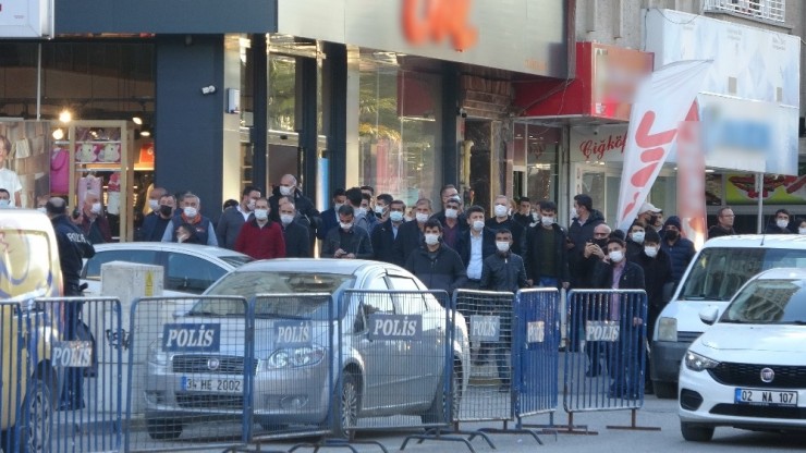 Ptt Başmüdürlüğü Önünde Bomba Paniği