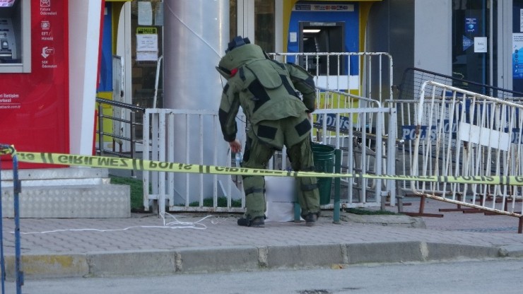 Ptt Başmüdürlüğü Önünde Bomba Paniği