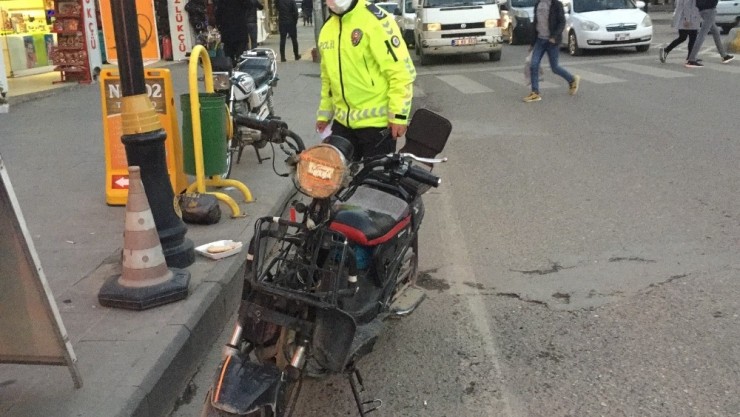 Elektrikli Bisiklet Yayalara Çarptı: 3 Yaralı