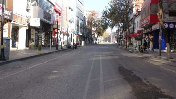 Cadde Ve Sokaklar Boş Kaldı