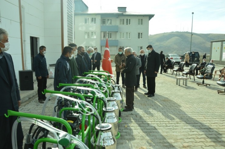 Çelikhan’da Yetiştiricilere Süt Sağım Makinesi