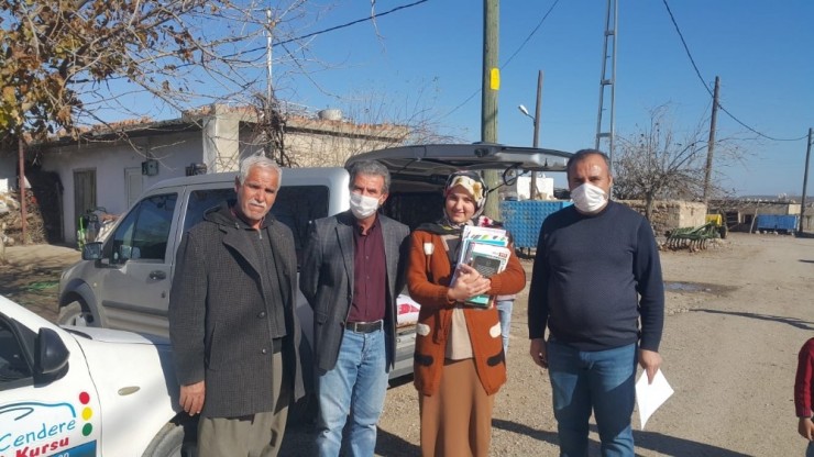 Kahtalı Öğretmenler Köydeki Kız Öğrencilerine Kitap Dağıttı