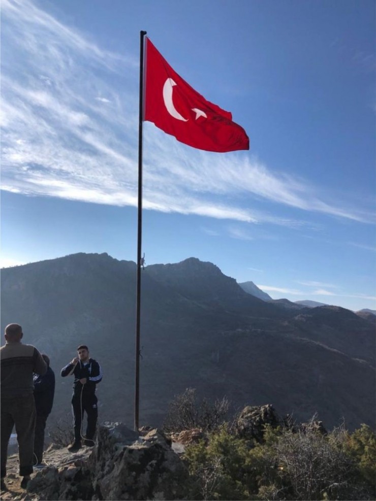 Gerger’in Yüksek Tepesinde Türk Bayrağı Dalgalandırıldı