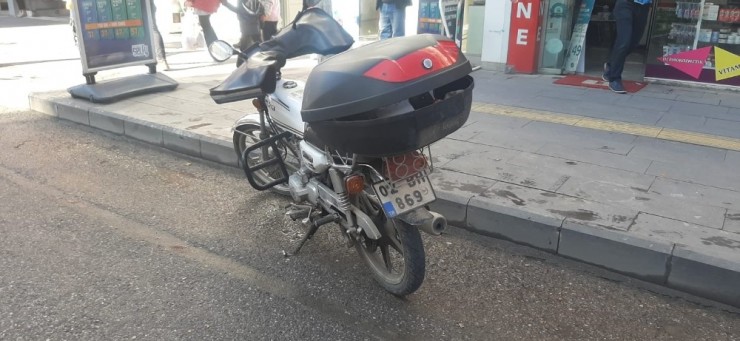 Motosiklet Yayalara Çarptı: 2 Yaralı