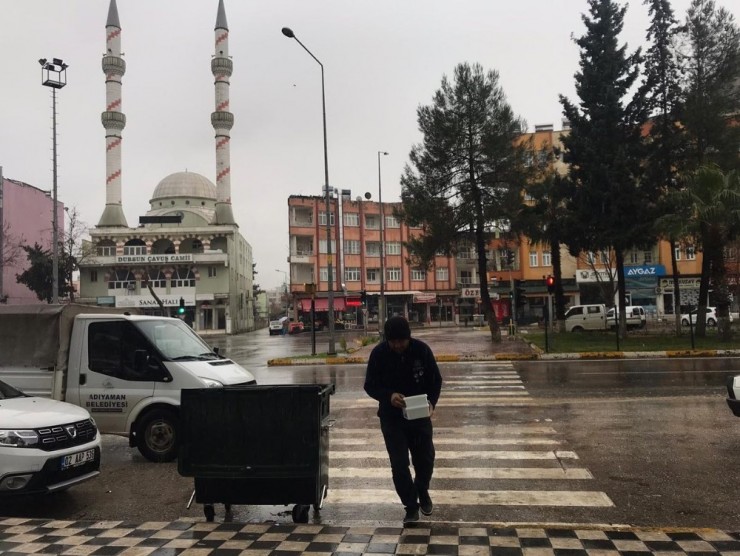 Sokak Hayvanları İçin Mama Bırakıldı