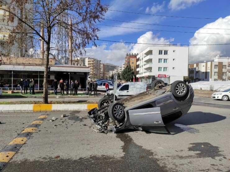 Otomobilin Takla Atma Anı Kameralara Yansıdı