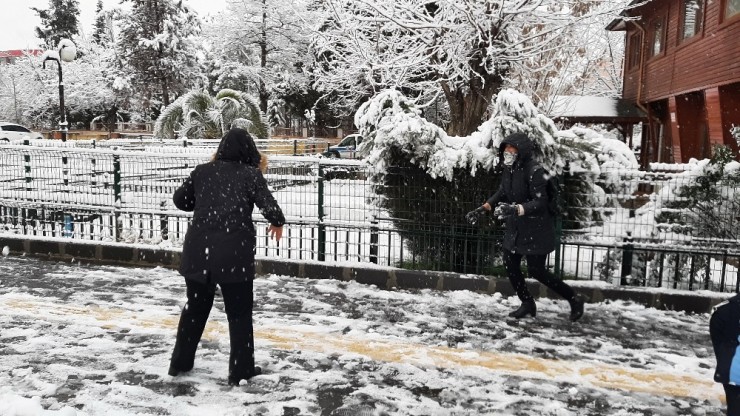 Karda Çocuklar Gibi Eğlendiler