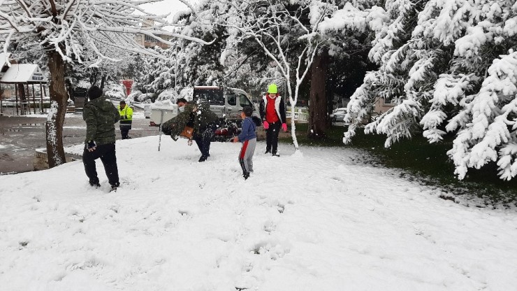 Karda Çocuklar Gibi Eğlendiler