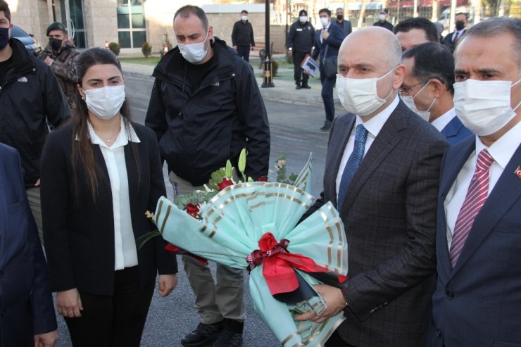 Bakan Adil Karaismailoğlu: “100 Yıldır Yapılamayanları Bir Bir Yapıyoruz”