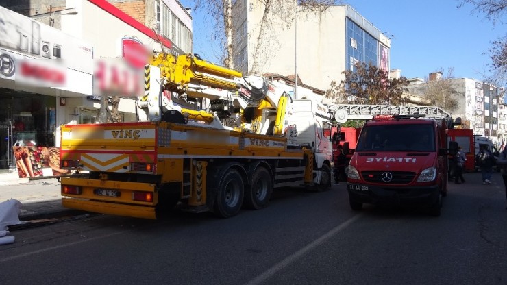 Klima İle Duvar Arasına Sıkışan İşçiyi İtfaiye Ekipleri Kurtardı