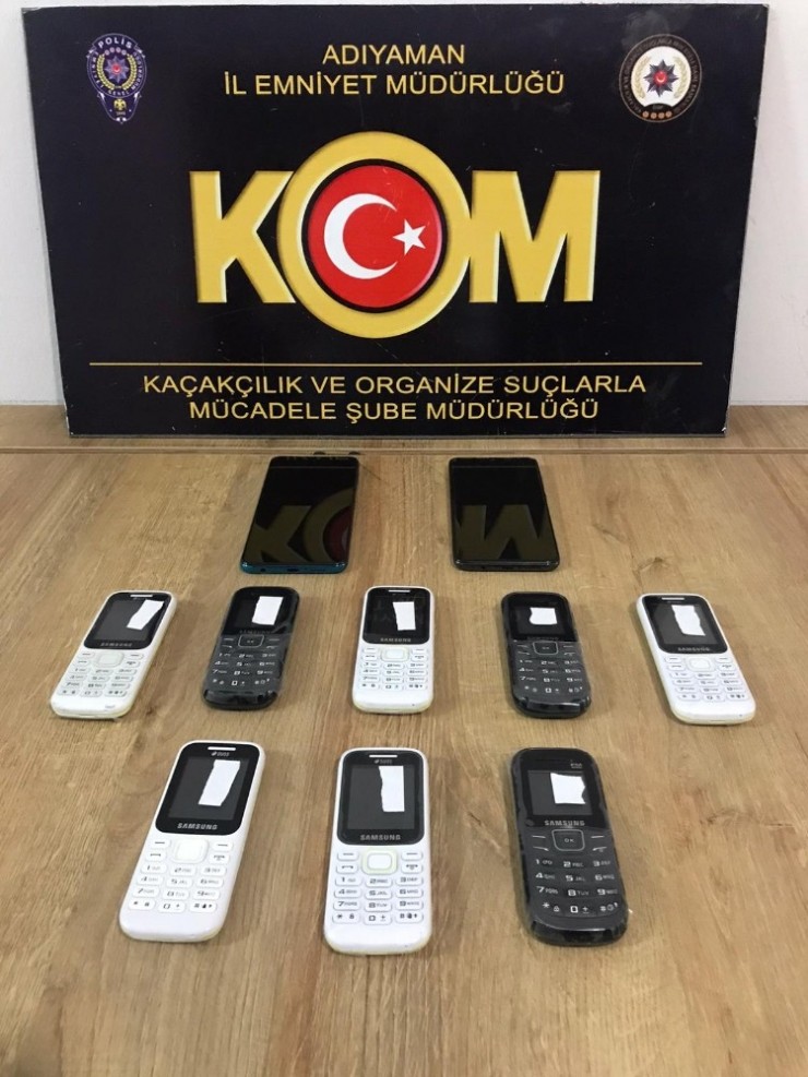 Kaçak Cep Telefonu Ve Makaron Ele Geçirildi