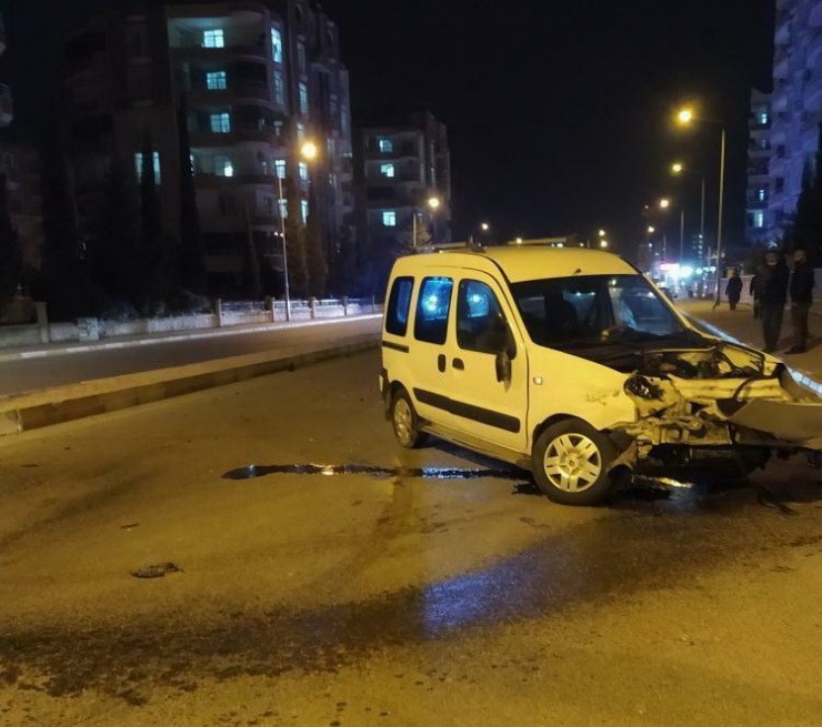 Kamyonet İle Hafif Ticari Araç Çarpıştı: 2 Yaralı