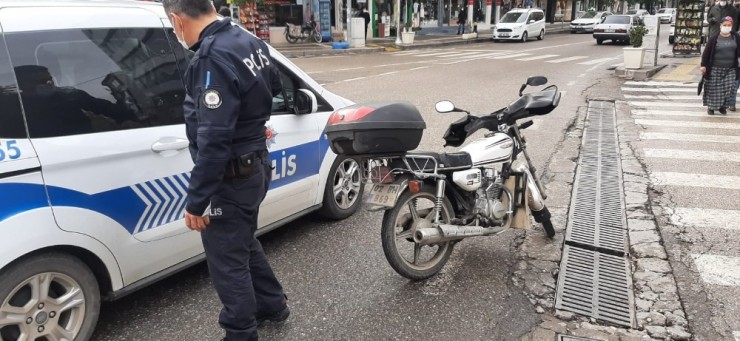 Kayganlaşan Yolda Motosiklet Devrildi: 1 Yaralı