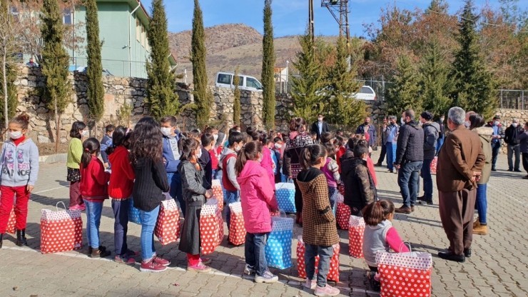 Sincik’te 150 Öğrenciye Çeşitli Hediyeler Verildi