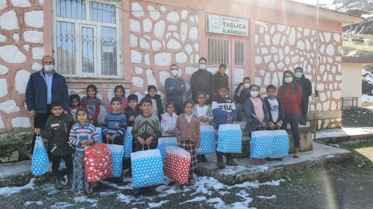 Sincik’te 150 Öğrenciye Çeşitli Hediyeler Verildi