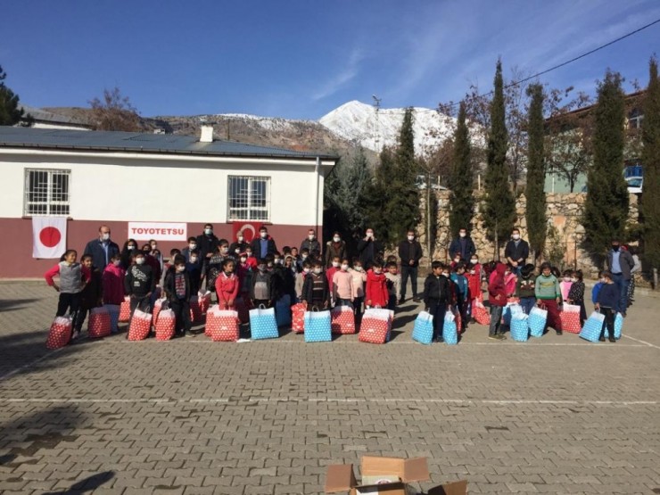 Sincik’te 150 Öğrenciye Çeşitli Hediyeler Verildi