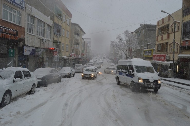 Yollar Buz Pistine Döndü