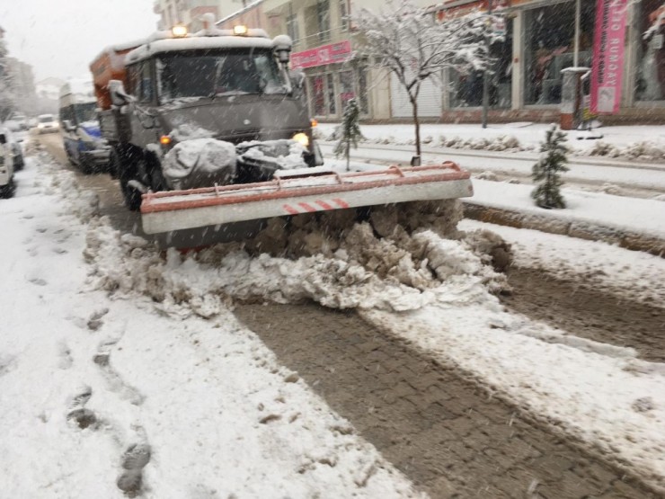 Gölbaşı’nda Kar Temizleme Çalışmaları Sürüyor