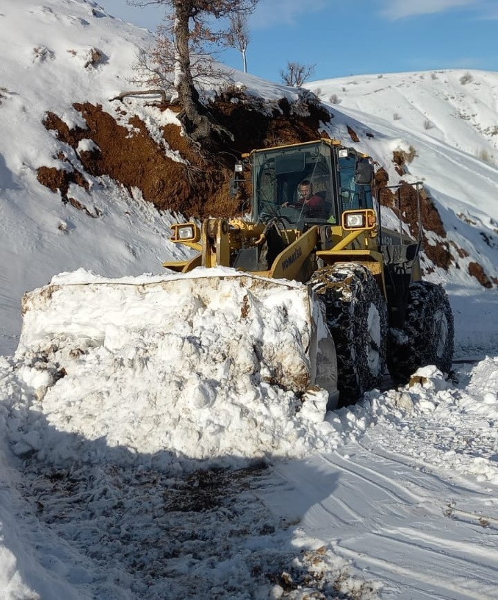 Adıyaman’da Ekipler Yolları Açmak İçin Seferber Oldu