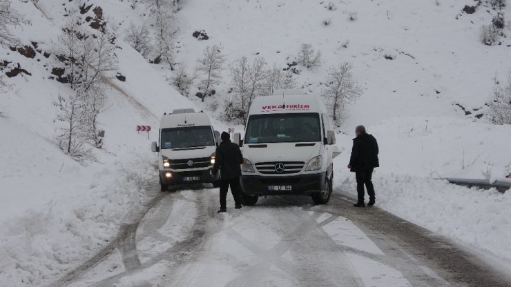 Kar Nedeniyle Kapananan Karayolunda Araçlar Mahsur Kaldı