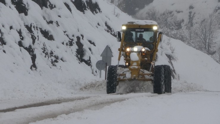 Kar Nedeniyle Kapananan Karayolunda Araçlar Mahsur Kaldı