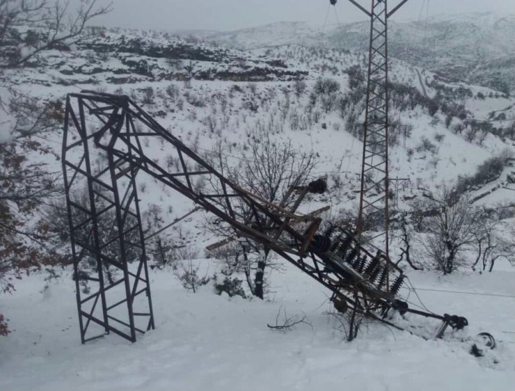 Taşgedik Köyünde Elektrik Direkleri Devrildi