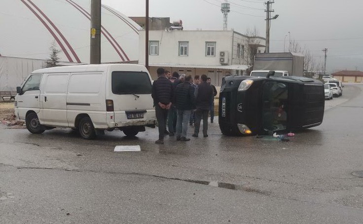 Midibüs İle Çarpışan Hafif Ticari Araç Devrildi: 1 Yaralı