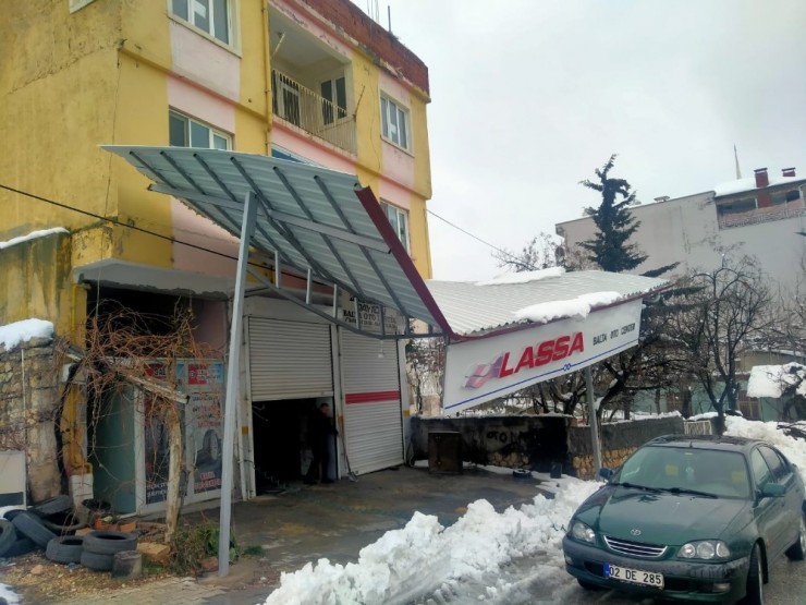 Besni’de Yoğun Kar Yağışı Çatıları Çökertti